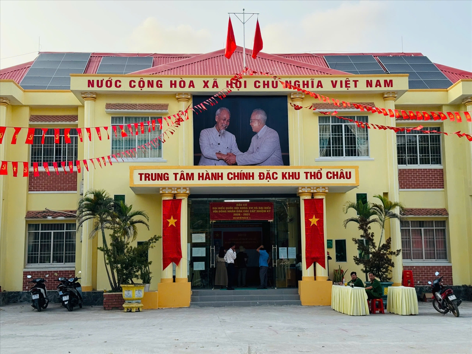 các khu vực bỏ phiếu đều được trang trí cờ hoa, khẩu hiệu chào mừng bầu cử