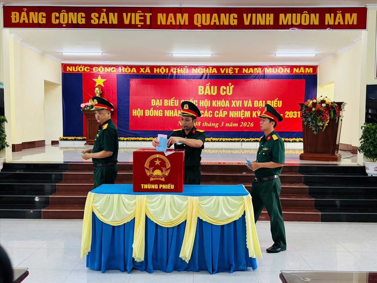 Cán bộ, chiến sĩ lực lượng vũ trang tỉnh An Giang bỏ phiếu bầu cử, thực hiện quyền công dân