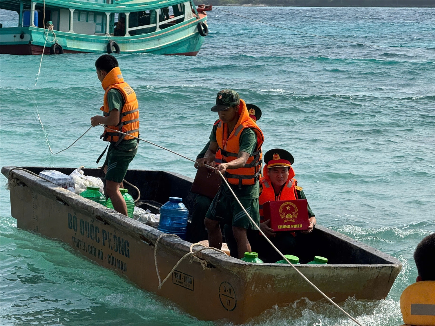Tổ bầu cử số 5 mang thùng phiếu phụ ra đảo Hòn Từ để cán bộ, chiến sĩ làm nhiệm vụ trên đảo thực hiện quyền công dân