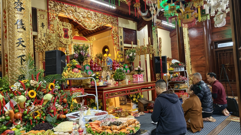 Người dân và du khách dâng lễ cầu mong bình an