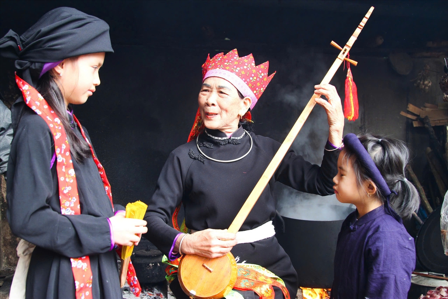 Nghệ nhân Ưu tú Hoàng Thị Viên dạy các cháu hát then