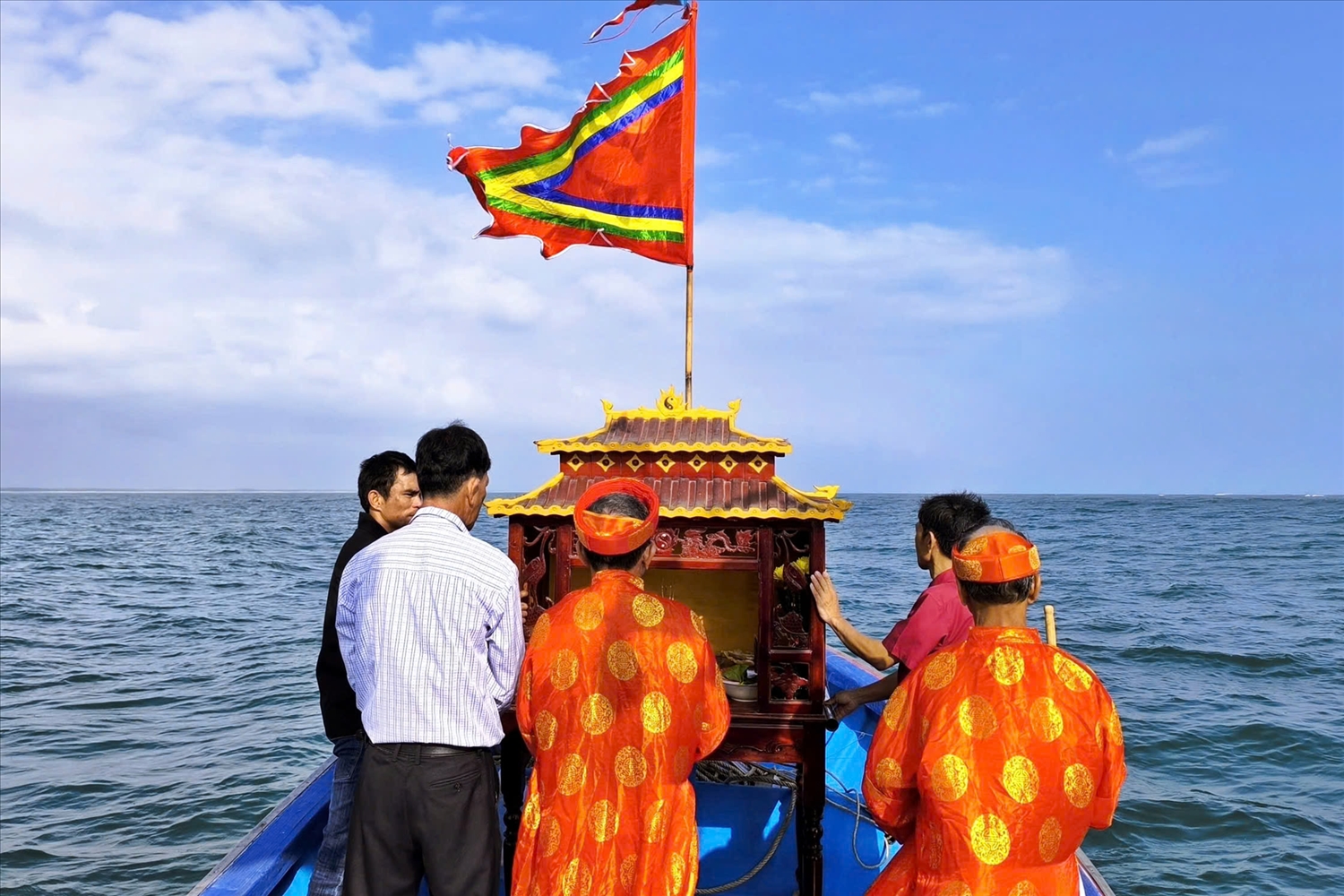 Nghi thức cúng rước thần Nam Hải. (Ảnh ĐĐ)