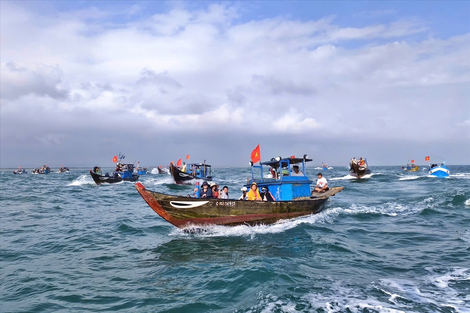 Ngư dân vươn khơi với niềm tin một năm mới thuyền đầy tôm cá. (Ảnh HĐ)