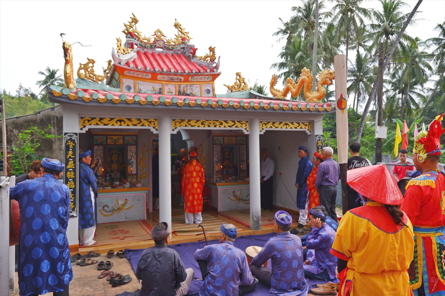 Phần lễ trong ngày hội cầu ngư được thực hiện trang trọng. (Ảnh HĐ)