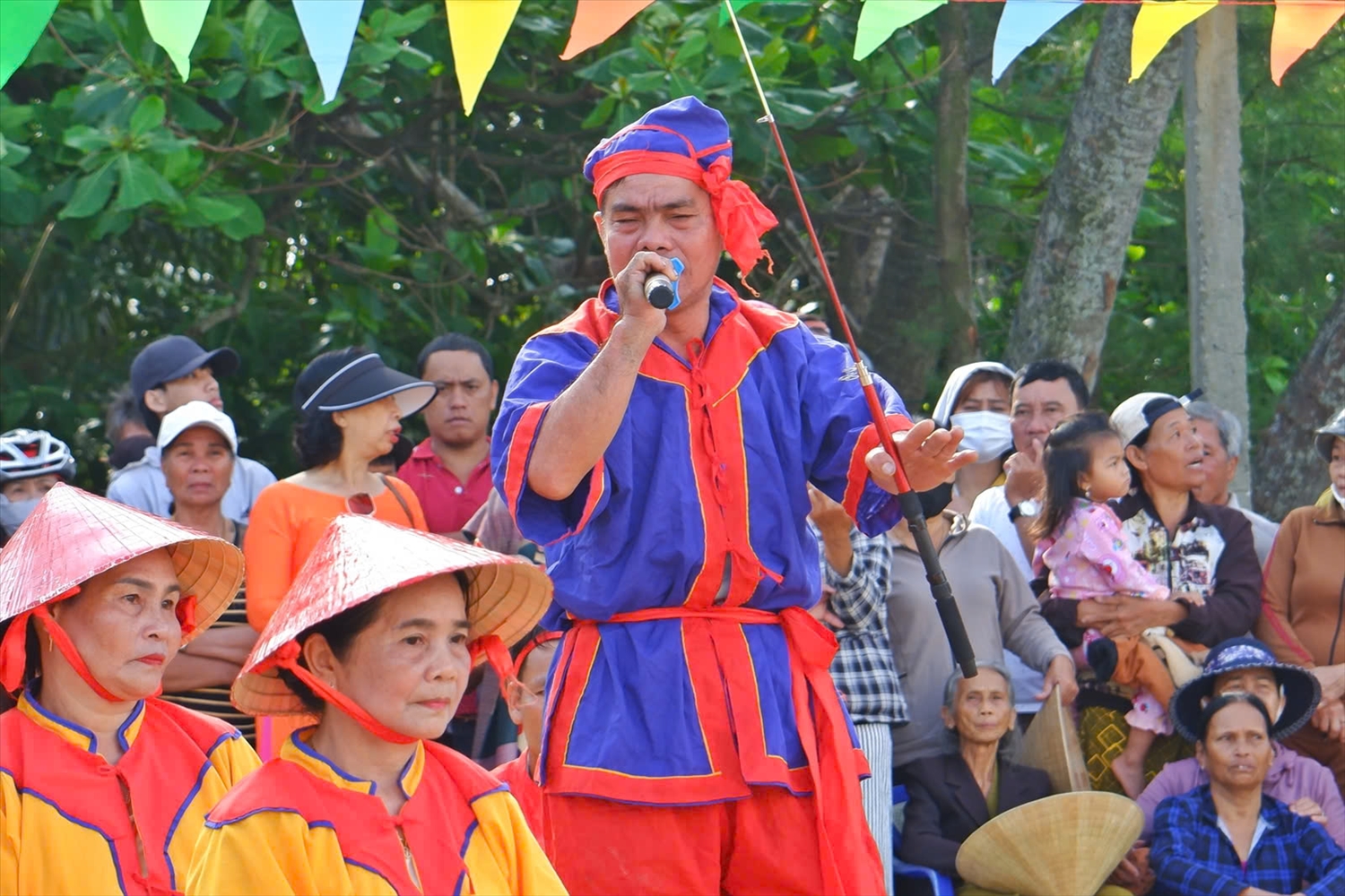 Hát bả trạo tại lễ hội cầu ngư ở làng Thuận An. (Ảnh HĐ)