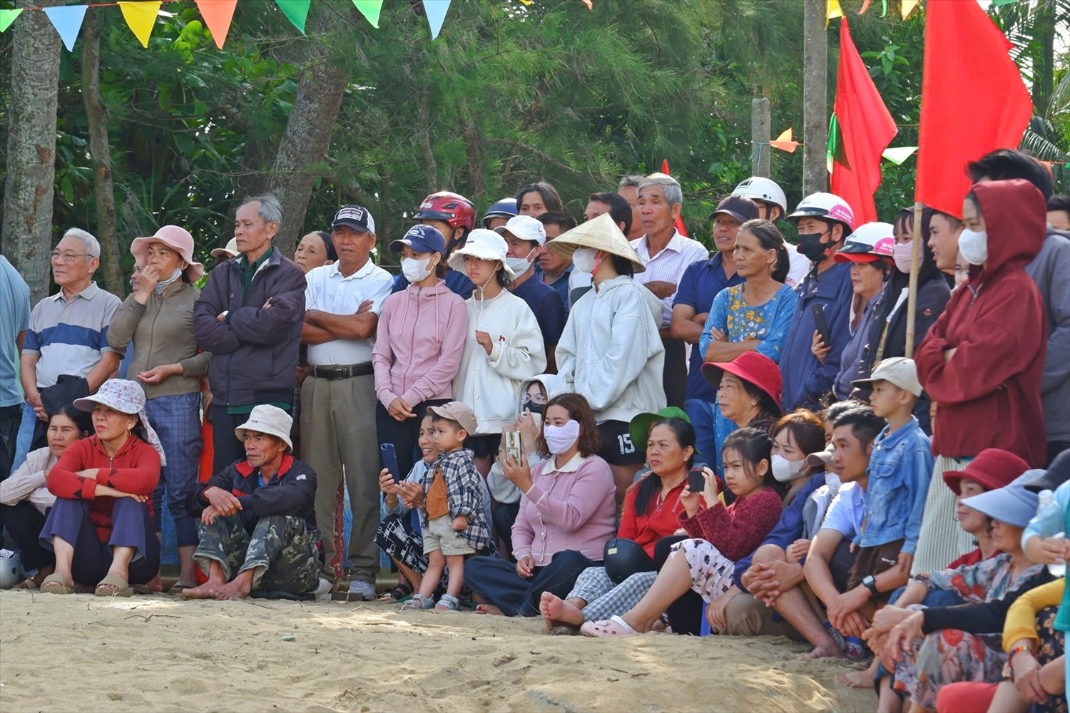 Nhiều người tham gia lễ hội cầu ngư ở xã đảo. (Ảnh ĐĐ)