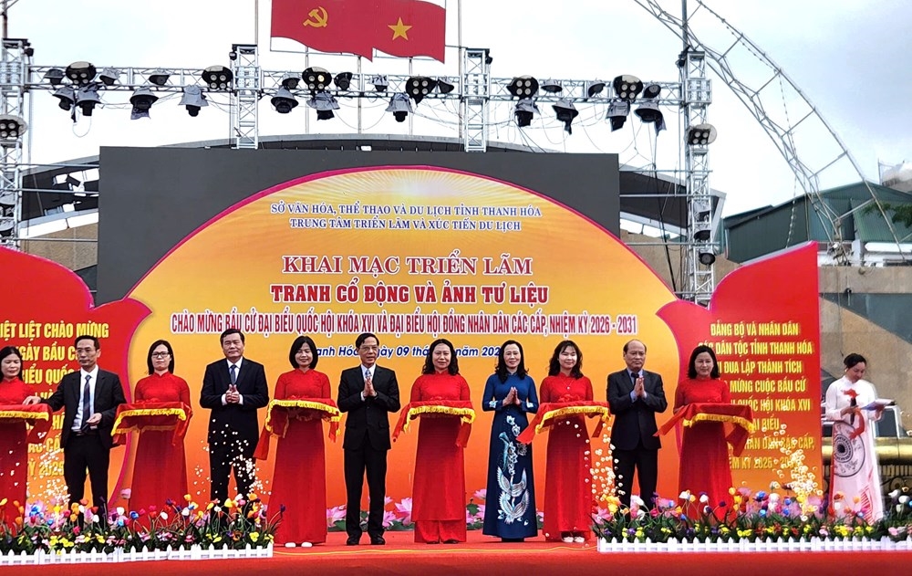 Lãnh đạo tỉnh Thanh Hóa và đại biểu thực hiện nghi thức khai mạc triển lãm