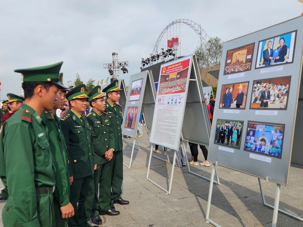 Cán bộ, chiến sĩ tham quan không gian trưng bày ảnh tư liệu về 80 năm Quốc hội Việt Nam tại Quảng trường Lam Sơn