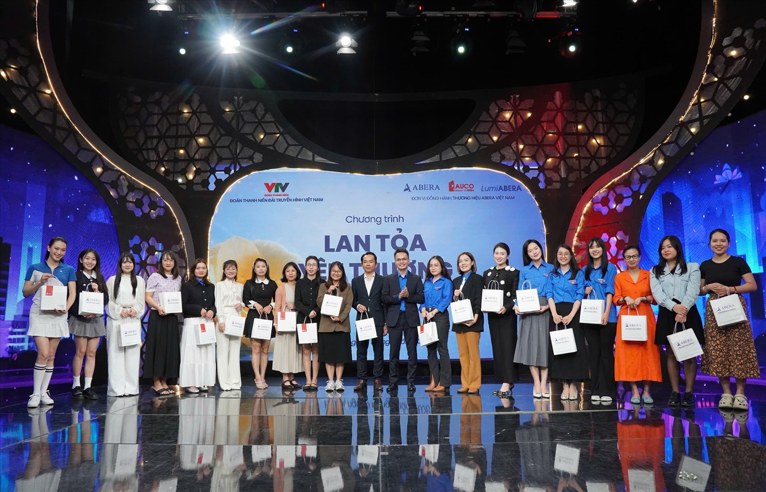 (TIN NGỌC XIN NGOẠI GIAO) Lan tỏa yêu thương nhân ngày Quốc tế Phụ nữ 6