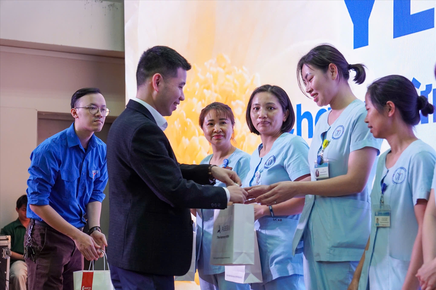 Ban Tổ chức trao quà cho các nữ nhân viên y tế