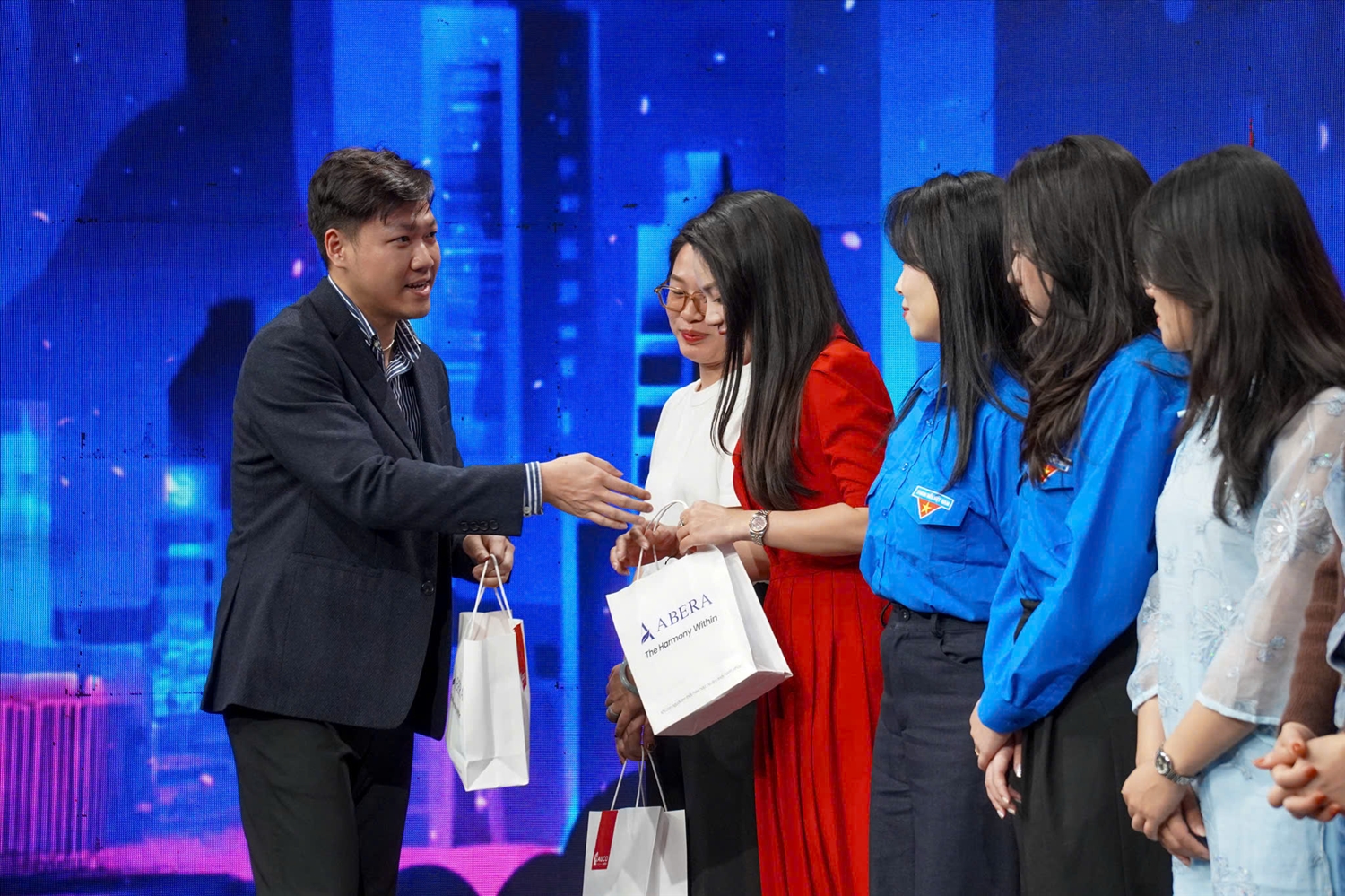 Ban Tổ chức trao quà cho các nữ Nhà báo trẻ tại Chương trình