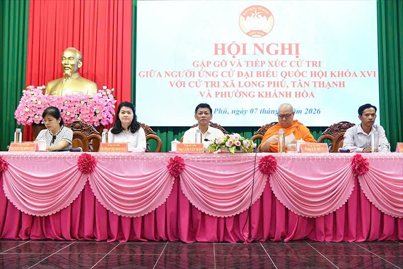 Thượng toạ Lý Đức (thứ hai, từ phải qua) ứng cử đại biểu Quốc hội Khóa XVI đơn vị số 6, TP. Cần Thơ 