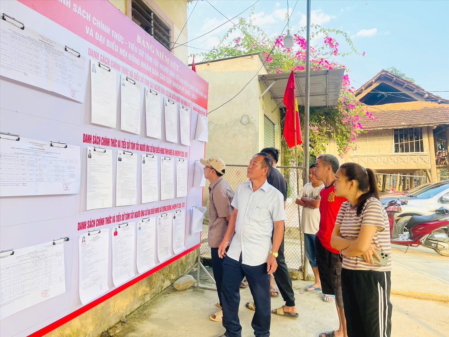  Cử tri xã vùng cao Tương Dương, tỉnh Nghệ An chăm chú theo dõi danh sách đại biểu được niêm yết tại điểm bỏ phiếu (Ảnh MH)