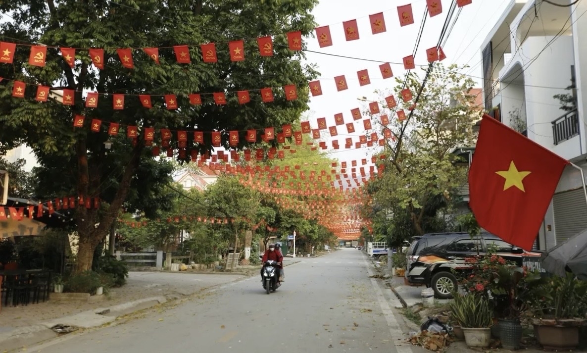 Khu dân cư Noong Bua, phường Noong Bua, tỉnh Điện Biên rực rỡ cờ hoa hướng tới Ngày hội non sông. (Ảnh: Dương Duy)