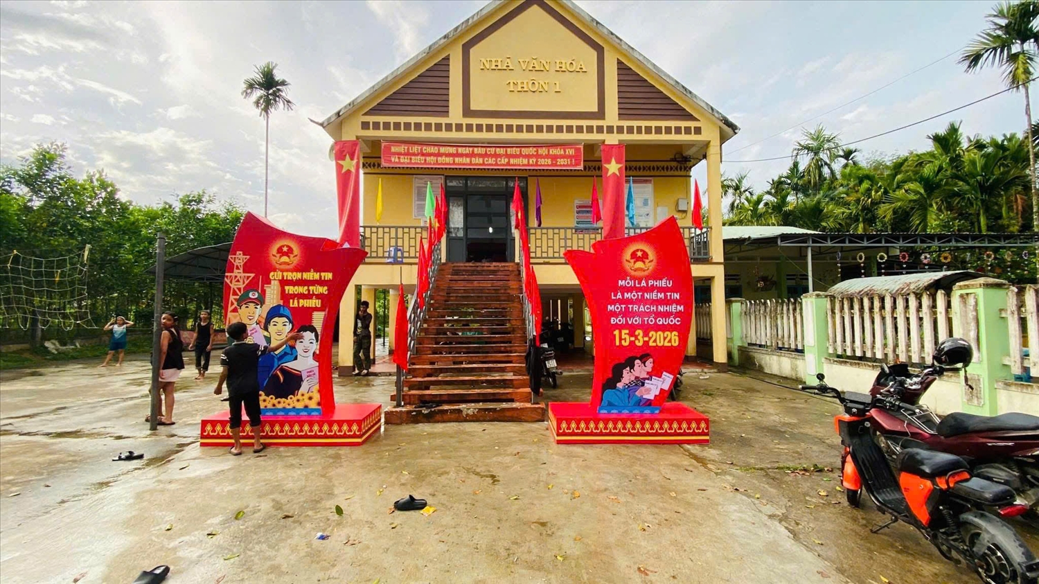 Cờ hoa rực rỡ tại điểm bỏ phiếu thôn 1, xã Trà Tân, TP. Đà Nẵng (Ảnh TL).