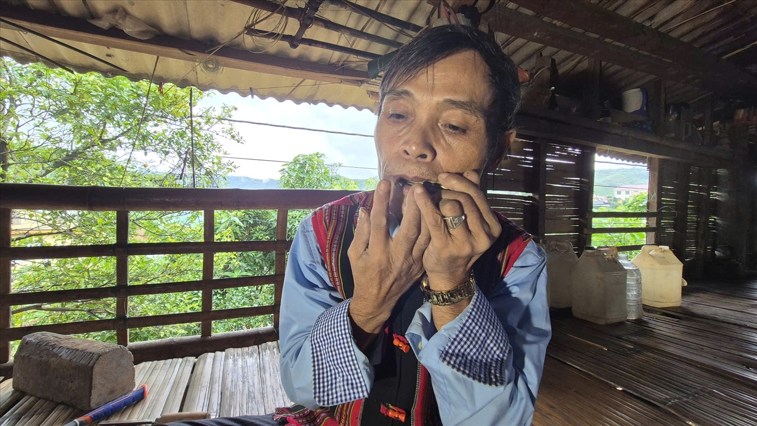  Ông Hồ Văn Mươn ở thôn Ka Tăng, xã Lao Bảo, tỉnh Quảng Trị biểu diễn thổi kèn môi 