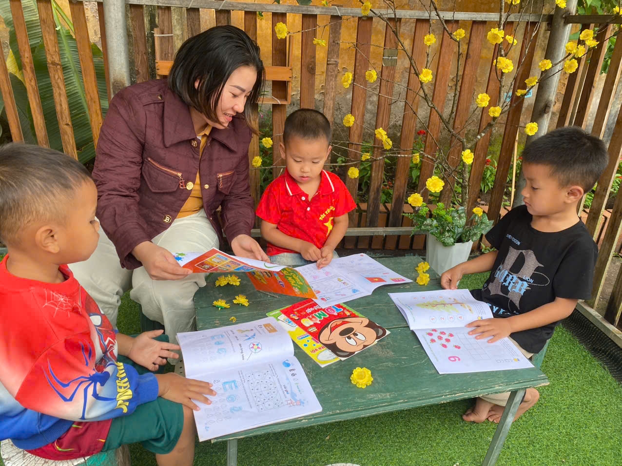 Cô giáo trẻ Hù Thị Duy bên các em học sinh