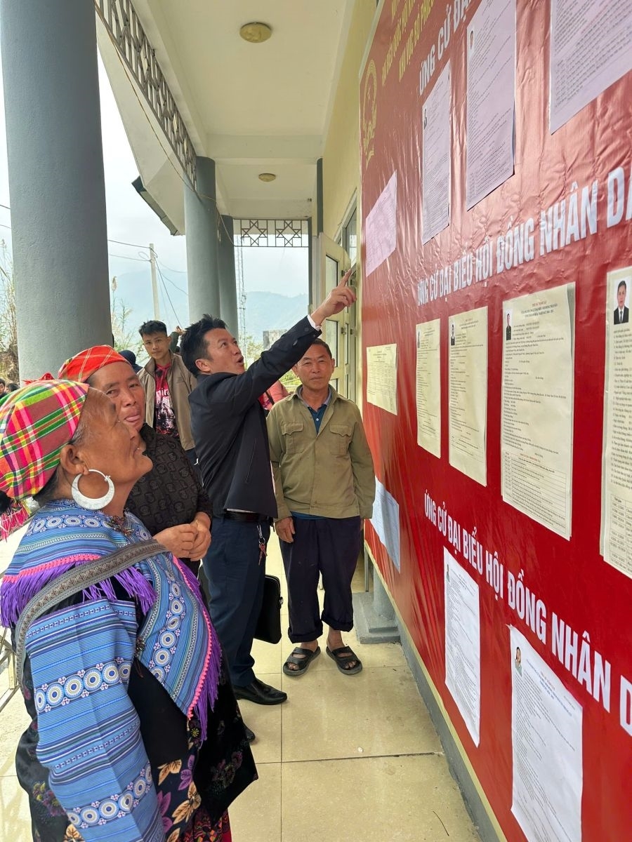 Cử tri xã Trung Lý xem tiểu sử người ứng cử đại biểu Quốc hội, đại biểu HĐND nhiệm kỳ 2026 – 2031