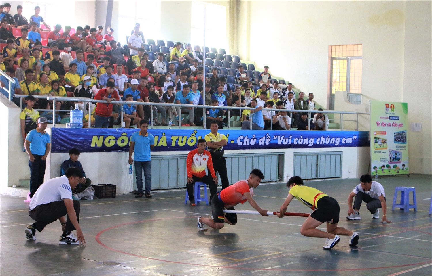 Màn so tài của các vận động viên ở môn đẩy gậy thu hút đông đảo khán giả theo dõi và cổ vũ. (Ảnh: Ngọc Chí)