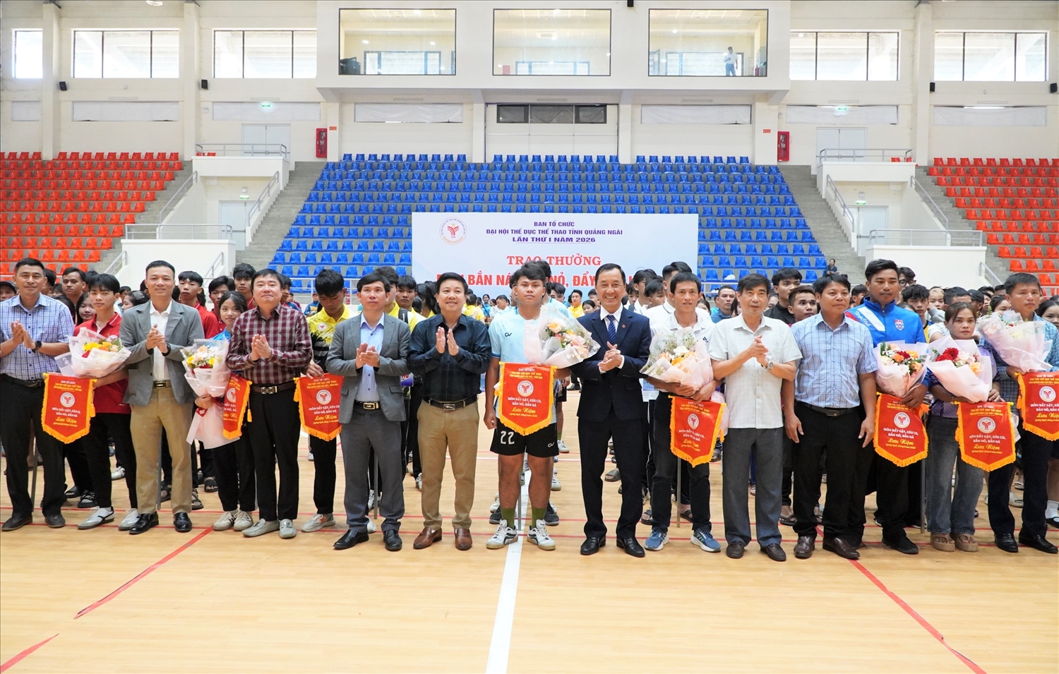 Ban Tổ chức Đại hội Thể dục thể thao tỉnh Quảng Ngãi tặng hoa và cờ lưu niệm cho các đơn vị tham gia thi đấu. (Ảnh: Ngọc Chí)