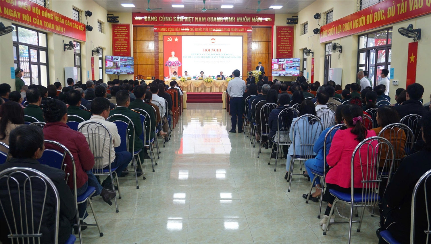 Hội nghị tiếp xúc cử tri được tổ chức kết hợp trực tiếp và trực tuyến (Ảnh Trọng Bảo)