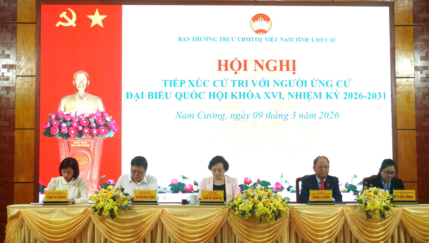 Các ứng cử viên đại biểu Quốc hội Khóa XVI, nhiệm kỳ 2026 - 2031 thuộc đơn vị bầu cử số 1 tỉnh Lào Cai gồm 5 người (Ảnh Trọng Bảo)