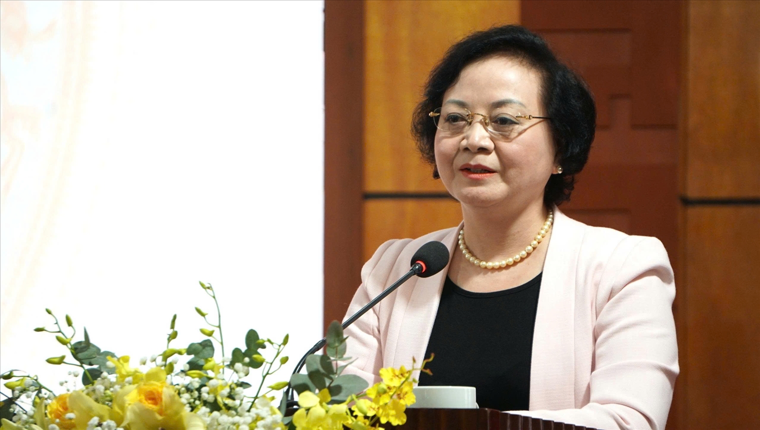 Phó Thủ tướng Phạm Thị Thanh Trà thay mặt các ứng cử viên ghi nhận và tiếp thu các ý kiến của cử tri (Ảnh Trọng Bảo)