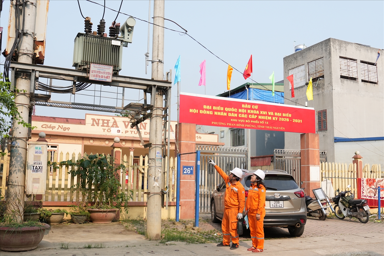 Đội Quản lý điện lực khu vực Định Hóa - Công ty ĐL Thái Nguyên kiểm tra hiện trường, chỉ đạo công tác chuẩn bị phương án cấp điện phục vụ bầu cử