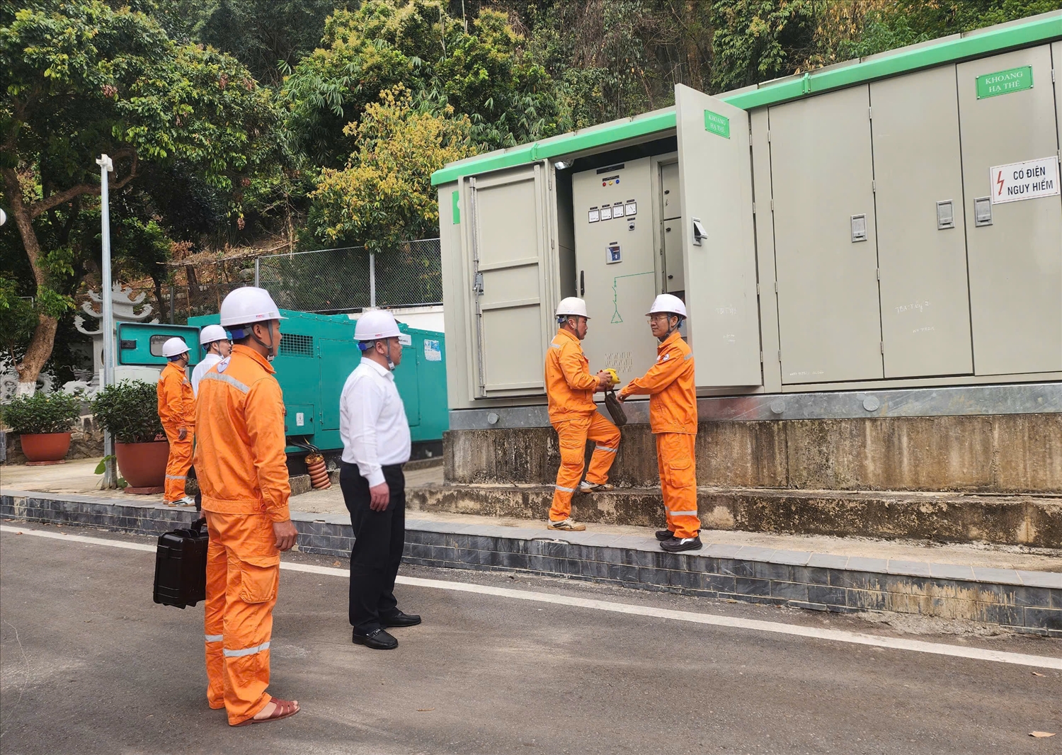 Lãnh đạo Công ty Điện lực Sơn La kiểm tra tình hình đảm bảo cấp điện khu vực bầu cử tại Nhà văn hóa Tổ 3 Chiềng Lề, phường Tô Hiệu, tỉnh Sơn La