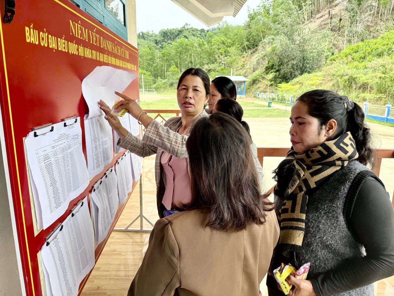 Người dân ở xã biên giới La Dêê xem danh sách cử tri trước ngày bầu cử. (Ảnh NT)