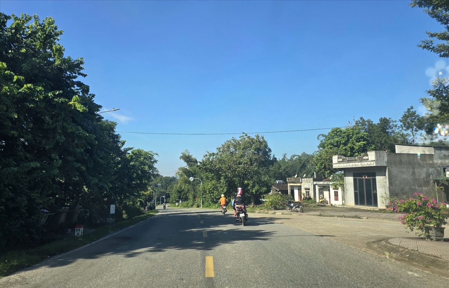 Từ việc tính toán chuyến đi đến tự trồng rau hay đi chung xe, người dân vùng cao Quảng Ninh đang dần thích nghi với giá xăng tăng. Ảnh: Mỹ Dung