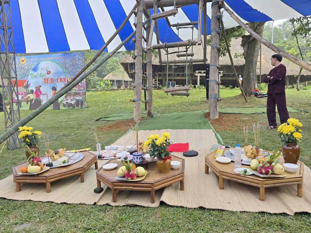 Lễ vật dâng lên thần linh, thổ địa và tổ tiên trước khi lễ hội bắt đầu