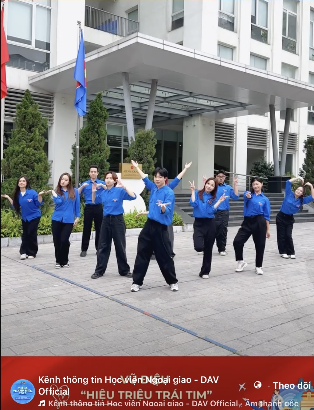 Tòng Long Nhật (đứng giữa) tại video đăng tải trên Fanpage Thông tin Học viện Ngoại giao