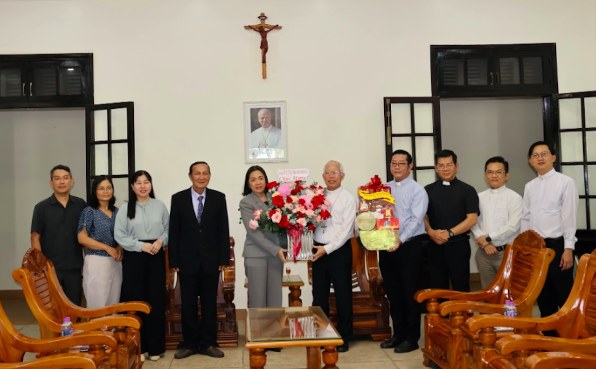 Bà Trần Thu Mai tặng hoa chúc mừng Tòa Giám mục Giáo phận Nha Trang. (Ảnh:T.T)