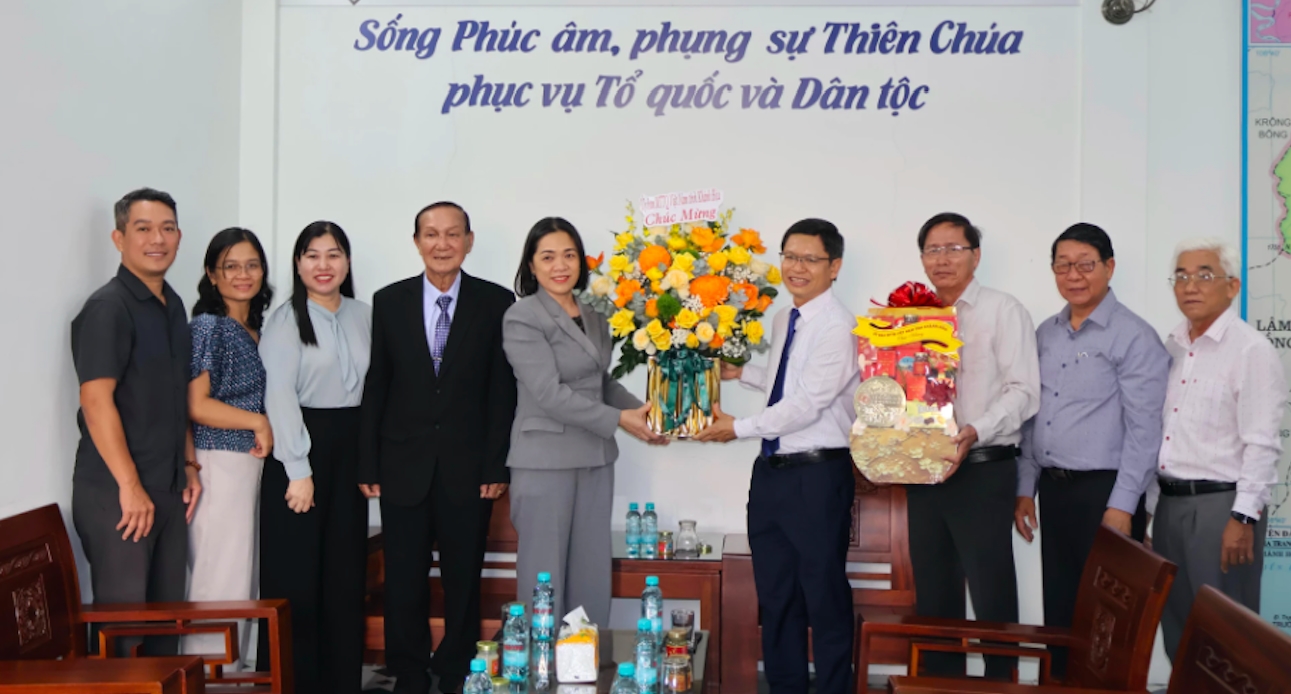 Bà Trần Thu Mai tặng hoa chúc mừng Ban Đại diện Hội thánh Tin lành Việt Nam (miền Nam) tỉnh Khánh Hòa. (Ảnh: T.T)