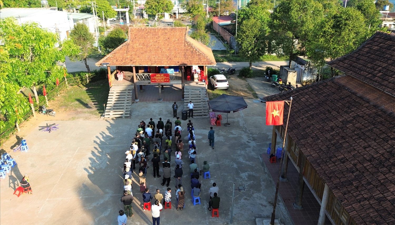 Sáng sớm, đồng bào Brâu ở làng Đăk Mế, xã biên giới Bờ Y đã tập trung về nhà rông để tham gia bỏ phiếu bầu cử. (Ảnh: Ngọc Chí)