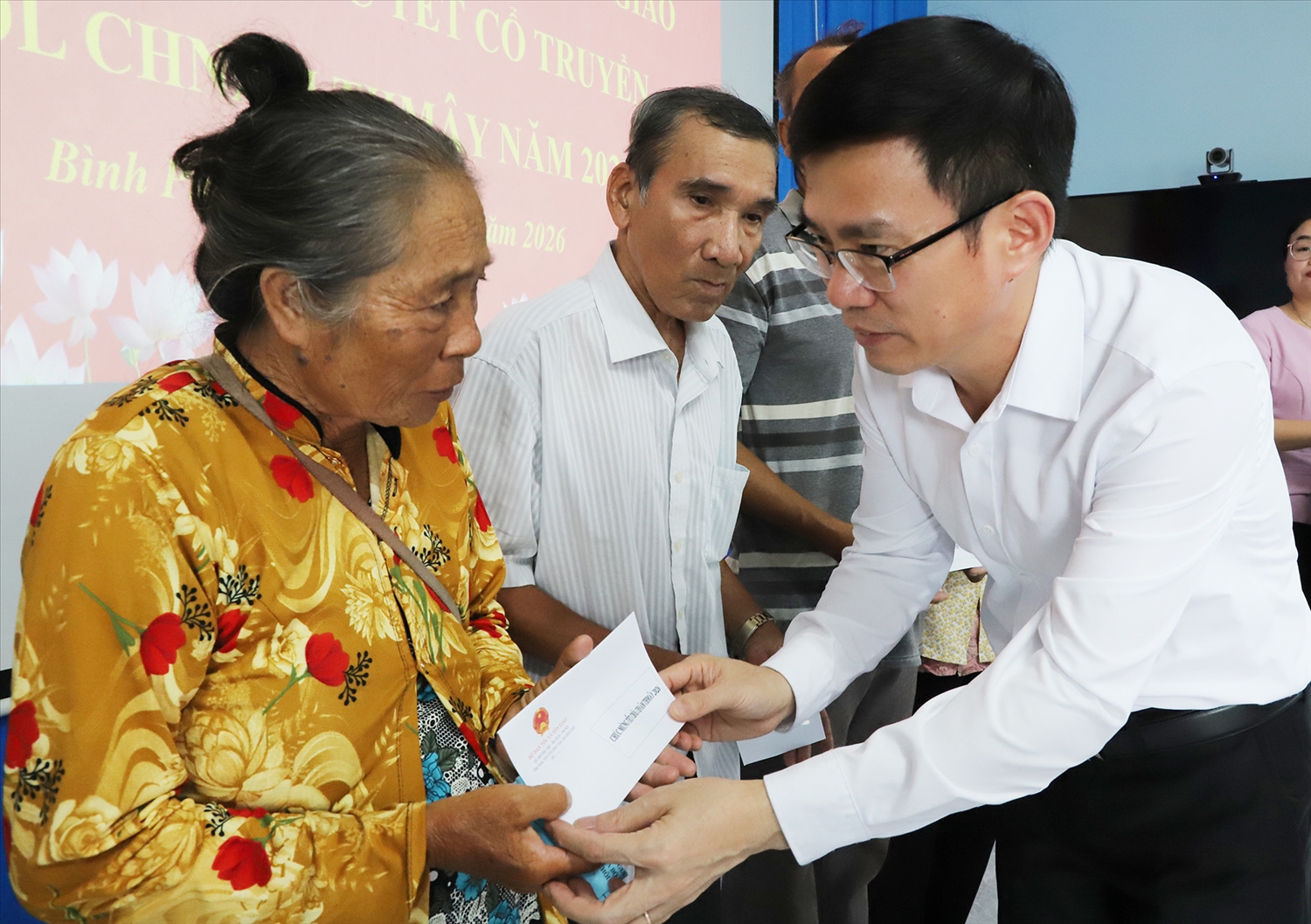Ông Nguyễn Cao Thịnh, Chánh Văn phòng Bộ Dân tộc và Tôn giáo trao quà cho đồng bào Khmer tại tỉnh Vĩnh Long.