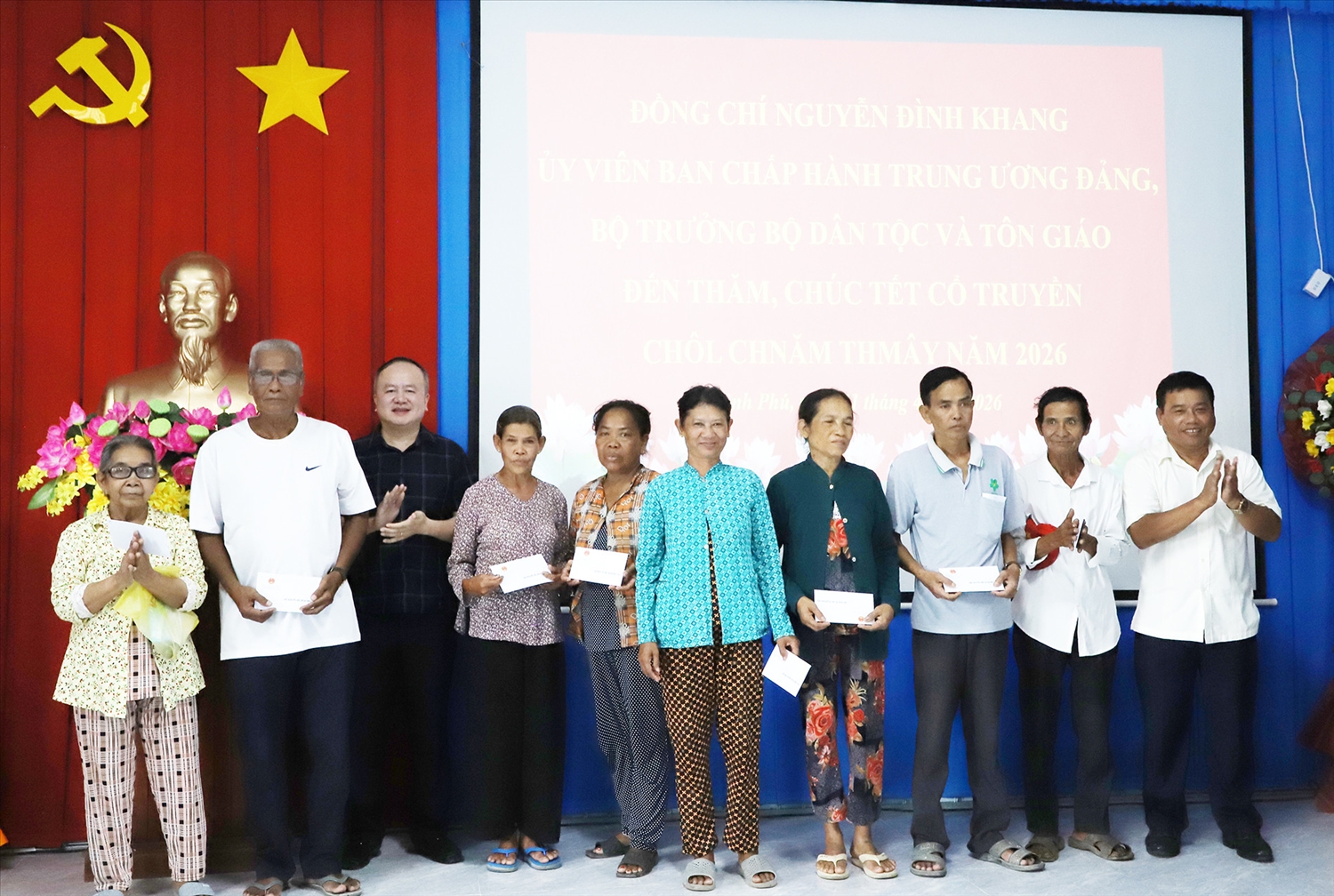 Ông Lò Quang Tú, Vụ trưởng Vụ Tuyên truyền công tác dân tộc, tôn giáo và ông Kim Rương, Phó Chủ tịch HĐND tỉnh Vĩnh Long trao quà cho đồng bào Khmer. 