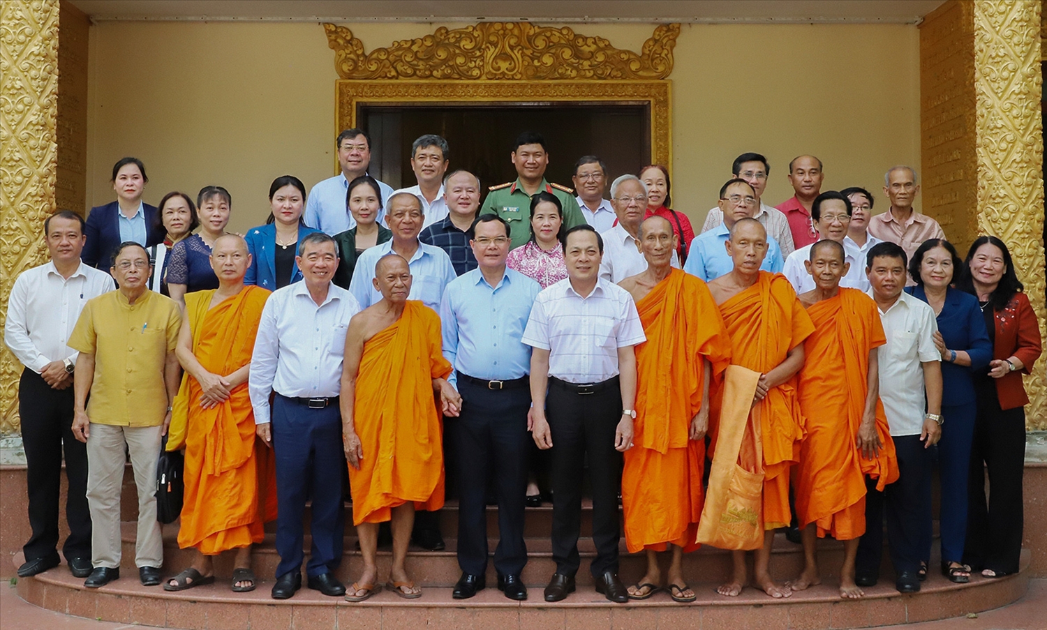Đoàn công tác chụp hình lưu niệm cùng Hội Đoàn kết sư sãi yêu nước tỉnh Vĩnh Long.
