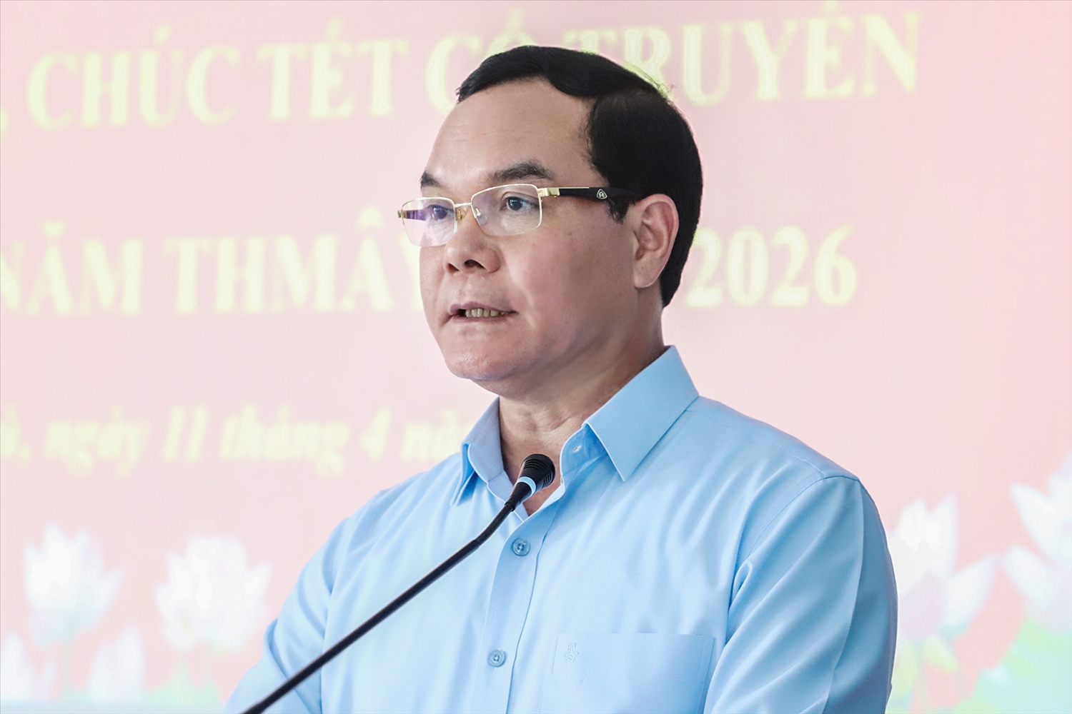 Bộ trưởng Dân tộc và Tôn giáo Nguyễn Đình Khang phát biểu chúc Tết Chôl Chnăm Thmây đồng bào Khmer tại xã Bình Phú, tỉnh Vĩnh Long.