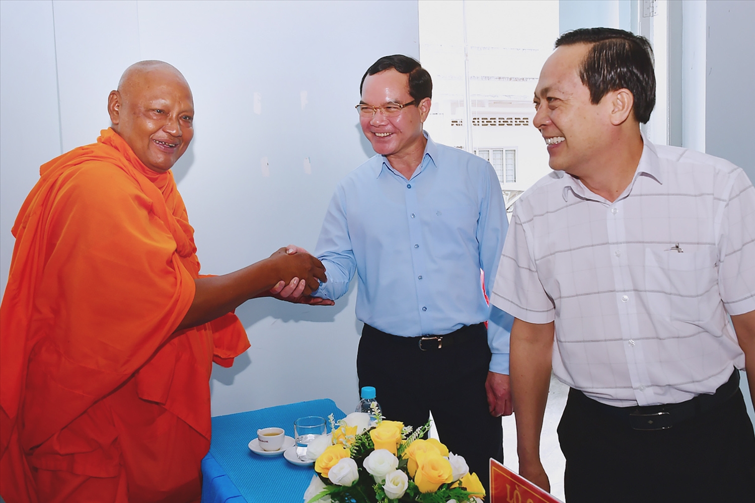 Bộ trưởng Nguyễn Đình Khang gửi lời chúc các vị chức sắc, chư tăng và toàn thể đồng bào Khmer tỉnh Vĩnh Long đón năm mới an khang, thịnh vượng, hạnh phúc.