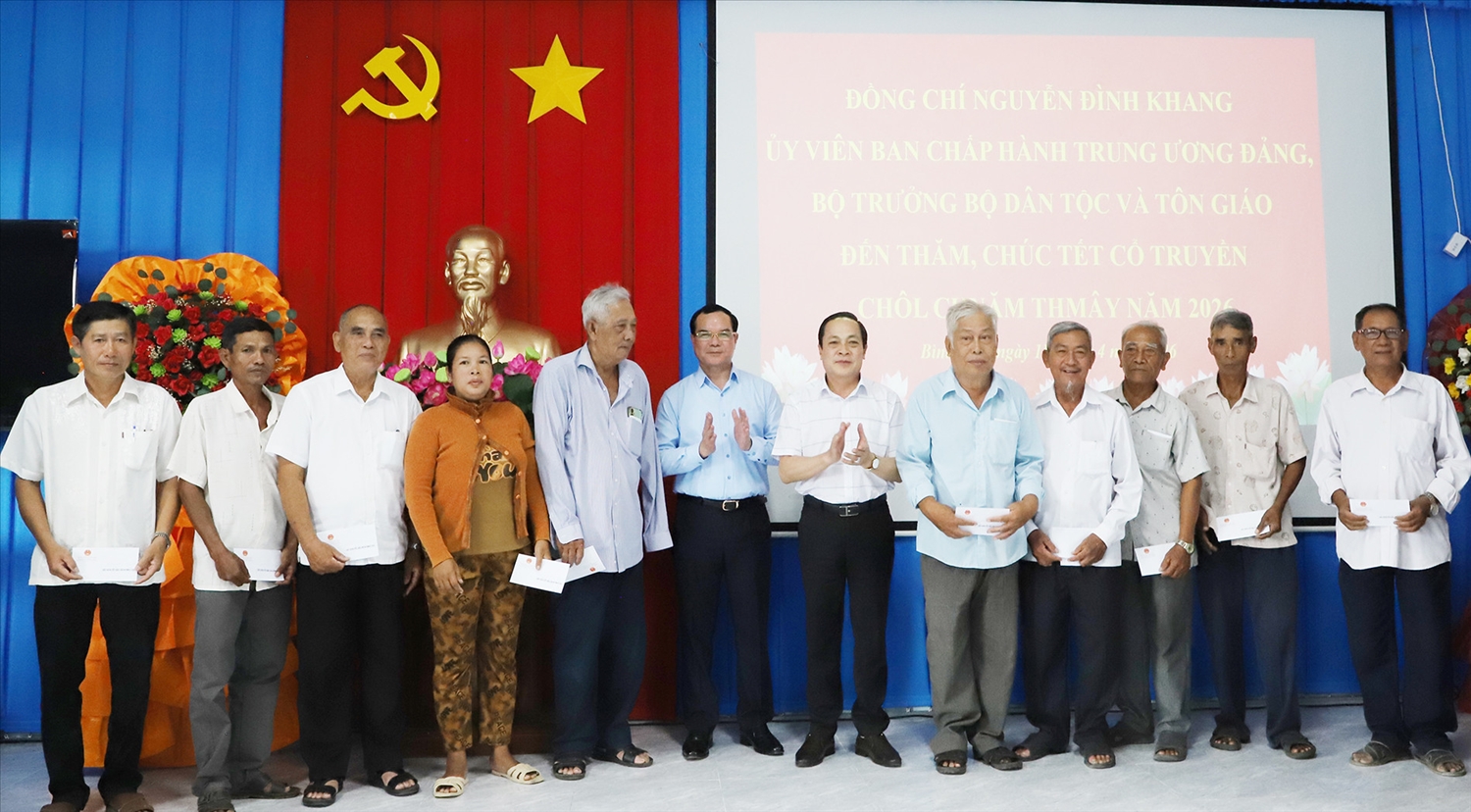 Bộ trưởng Nguyễn Đình Khang và Phó Bí thư Tỉnh ủy Vĩnh Long Lâm Minh Đằng tặng quà chúc Tết đồng bào Khmer.