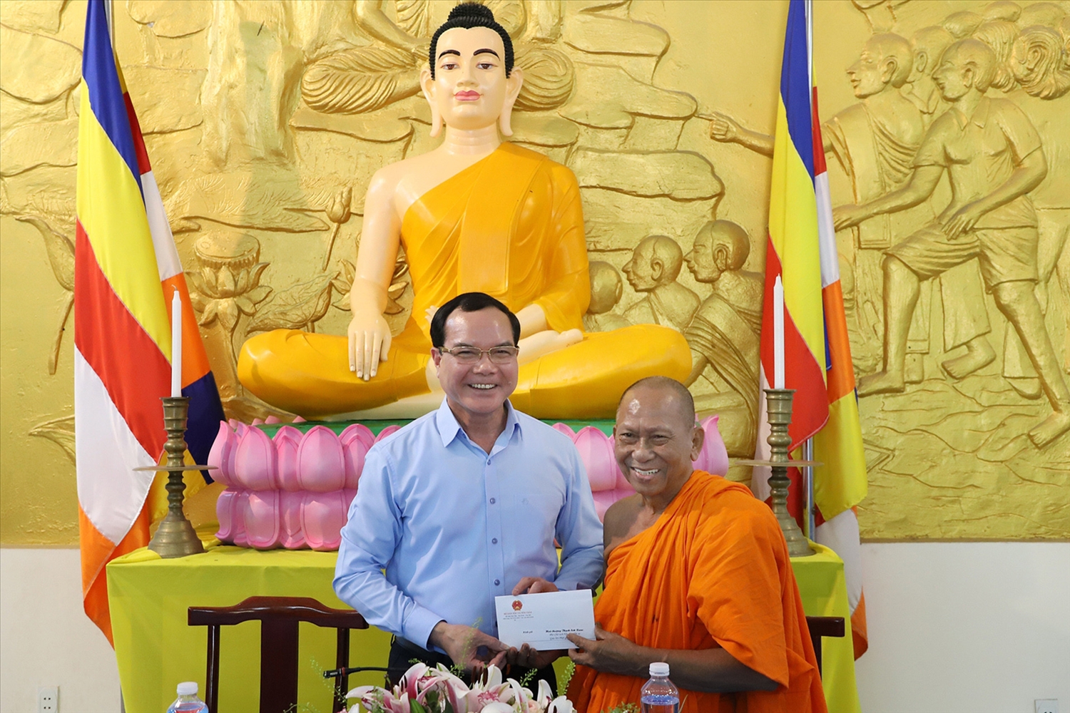 Bộ trưởng Nguyễn Đình Khang tặng quà, chúc Tết Hòa thượng Thạch Sok Xane, Phó Chủ tịch Hội đồng Trị sự Giáo hội Phật giáo Việt Nam, Trưởng ban Trị sự Giáo hội Phật giáo Việt Nam tỉnh Vĩnh Long, Chủ tịch Hội Đoàn kết sư sãi yêu nước tỉnh.
