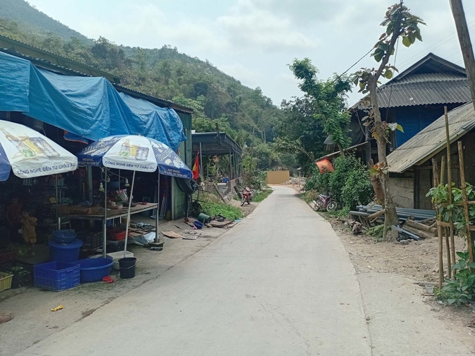 Nhiều hộ dân bản Trung Tiến, xã biên giới Mường Lý đến nay chưa từng được đón ánh sáng điện