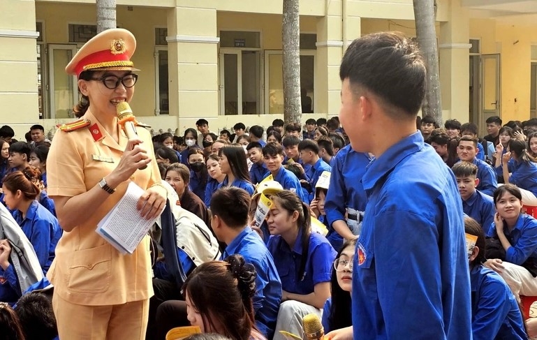 Lực lượng Cảnh sát giao thông tuyên truyền pháp luật và hướng dẫn kỹ năng lái xe an toàn cho hơn 400 học sinh. (Ảnh: CATH)
