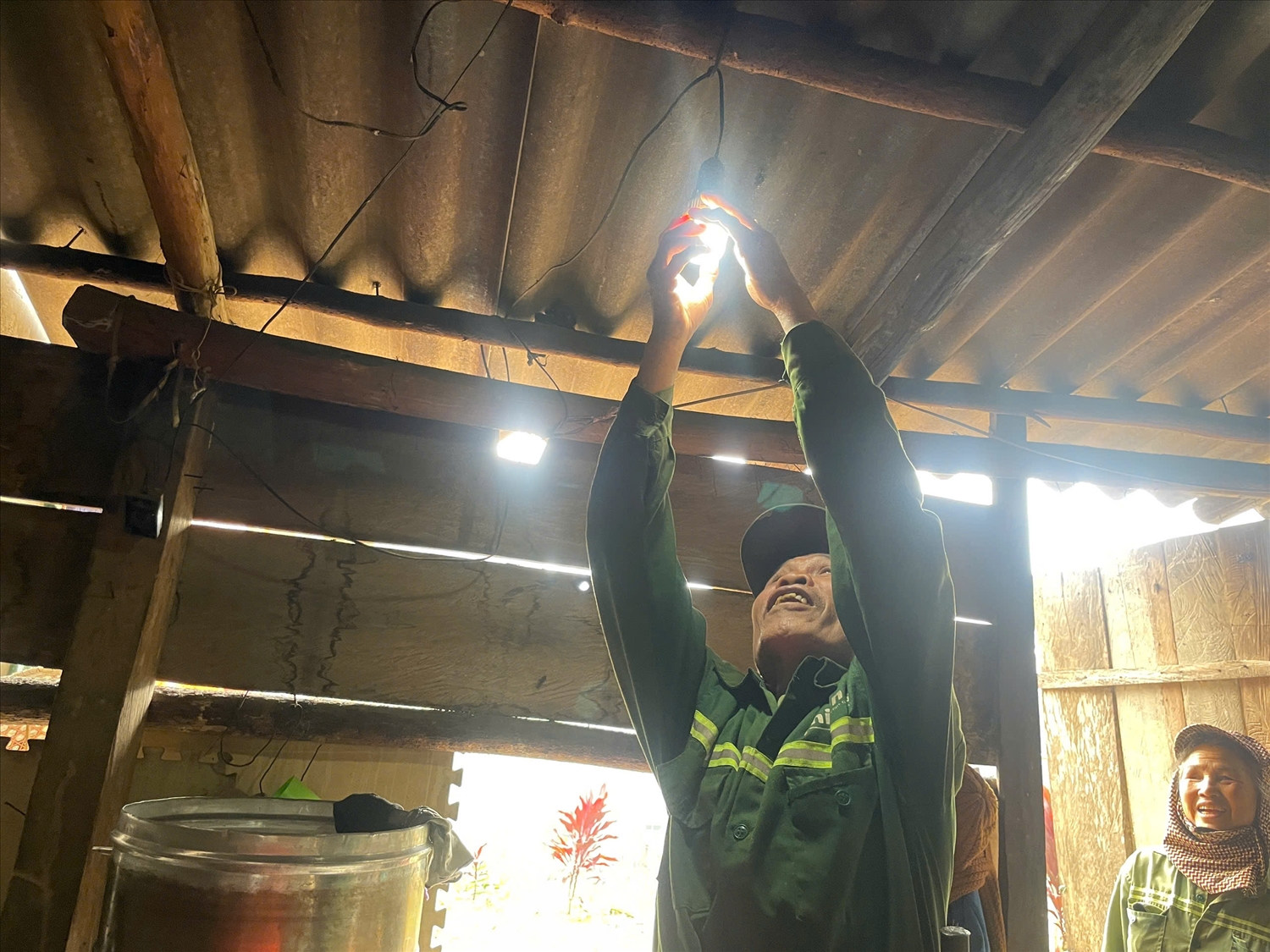 Không có điện lưới, người dân bản Ó phải chật vật với nguồn sáng tạm bợ, thiếu ổn định.