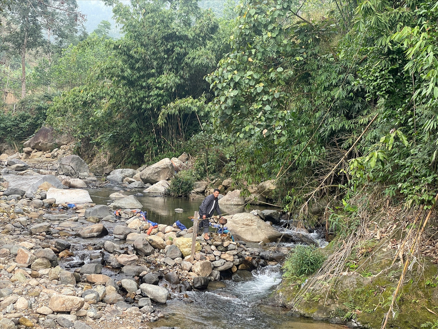 Các hộ dân sống ven suối bản Ó tận dụng dòng nước để chạy tua-bin phát điện thắp sáng.