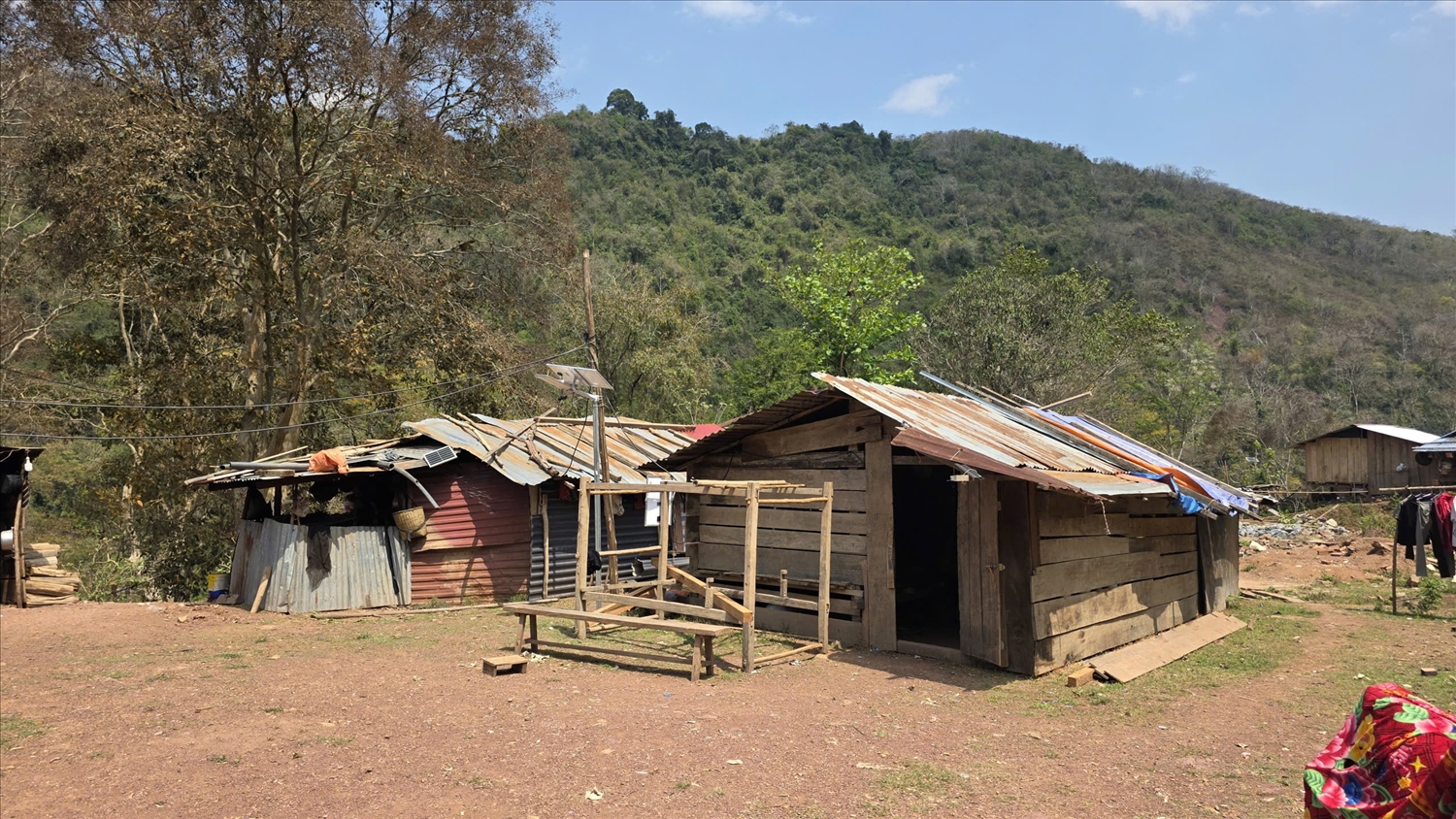 Hàng chục mái nhà tạm thưng ván, mái tôn... tuềnh toàng là nơi ở của các hộ dân sau lũ dữ