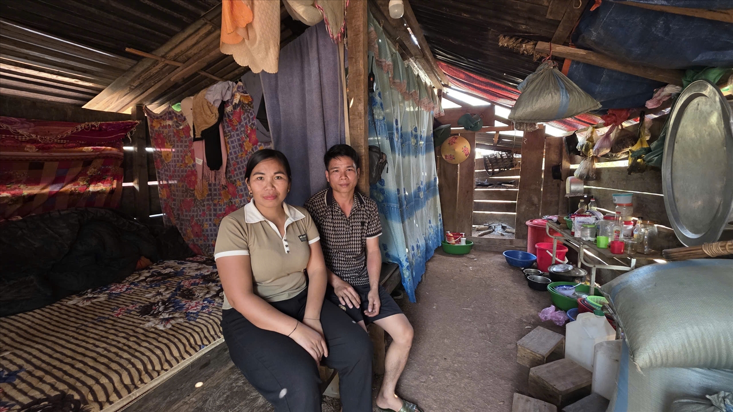 Cuộc sống gia đình chị Lương Thị Nhung trong mái nhà tạm thiếu thốn đủ bề