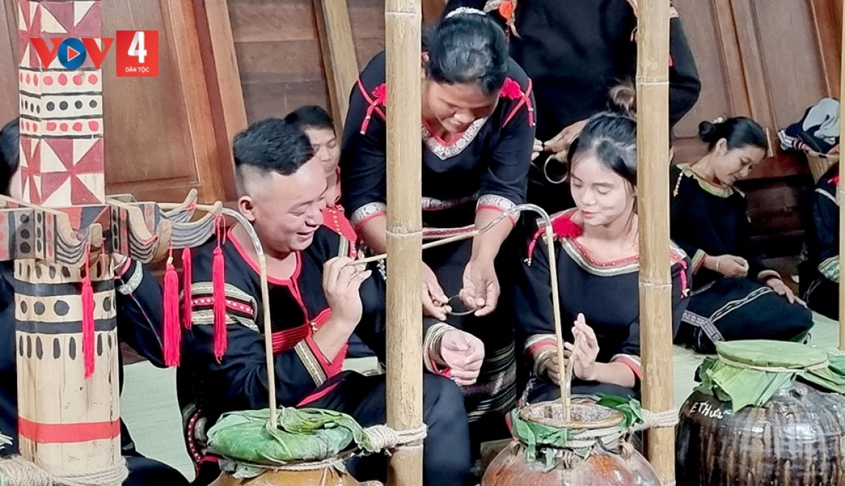 Chiếc vòng đồng được đeo vào tay đôi vợ chồng trẻ với ý nhắc nhở sống thủy chung, cũng là lời chúc phúc của mọi người dành cho đôi trẻ